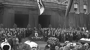 Trauerfeier für die Opfer des Volksaufstandes in der DDR vor dem Rathaus Schöneberg.