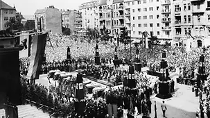 Trauerfeier für die Opfer des Volksaufstandes in der DDR vor dem Rathaus Schöneberg .