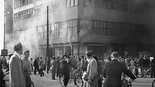 Demonstranten vor dem brennenden Columbus-Haus auf dem Potsdamer Platz.