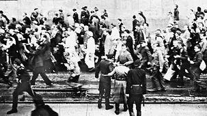 Volkspolizisten beobachten einen Demonstrationszug vor dem Haus der Ministerien in der Leipziger Straße.