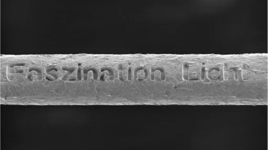 Laserbeschriftetes Haar mit dem Text Faszination Licht