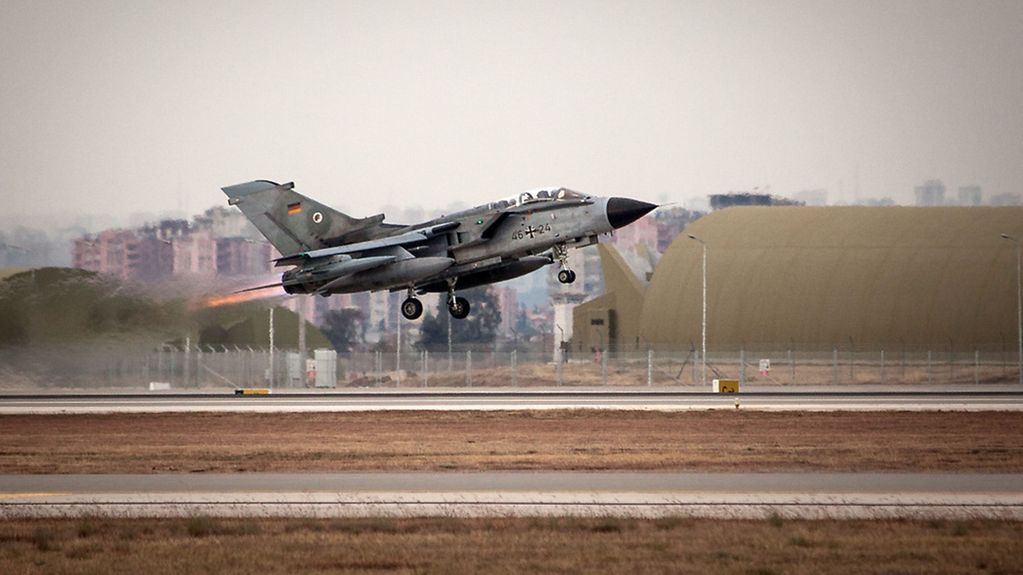 Un avion de reconnaissance Tornado du 51e escadron tactique « Immelmann » de l’armée de l’air allemande décolle de la base aérienne d’Incirlik en Turquie