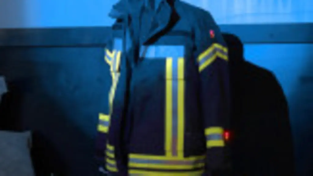 SensProCloth-Jacke und Monitor mit den von der Jacke registrierten Daten