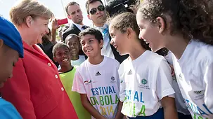 Die Kanzlerin besucht das Sportcamp "Fußball für Entwicklung" der Gesellschaft für Internationale Zusammenarbeit.