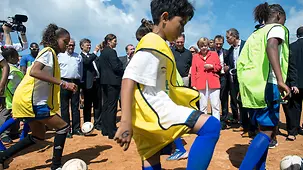 Die Kanzlerin besucht das Sportcamp "Fußball für Entwicklung" der Gesellschaft für Internationale Zusammenarbeit.