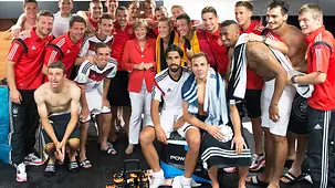Bundeskanzlerin Angela Merkel mit der deutschen Fußball-Nationalmannschaft.