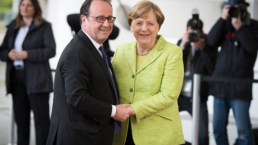 Hollande und Merkel bei der Begrüßung