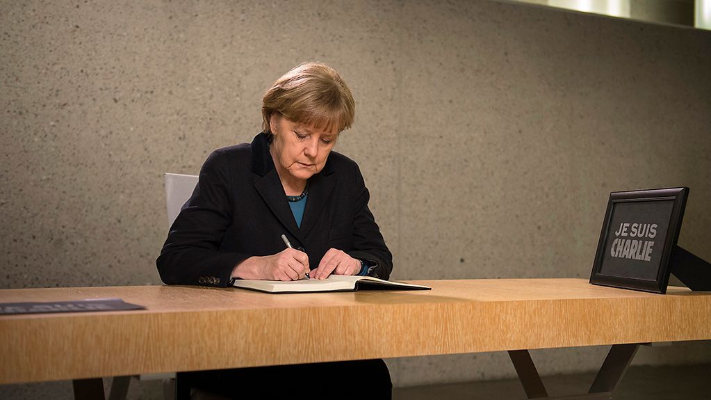 Bundeskanzlerin Angela Merkel trägt sich in der französischen Botschaft in das Kondolenzbuch für den Terroranschlag auf die französische Satire-Zeitschrift "Charlie Hebdo" ein.