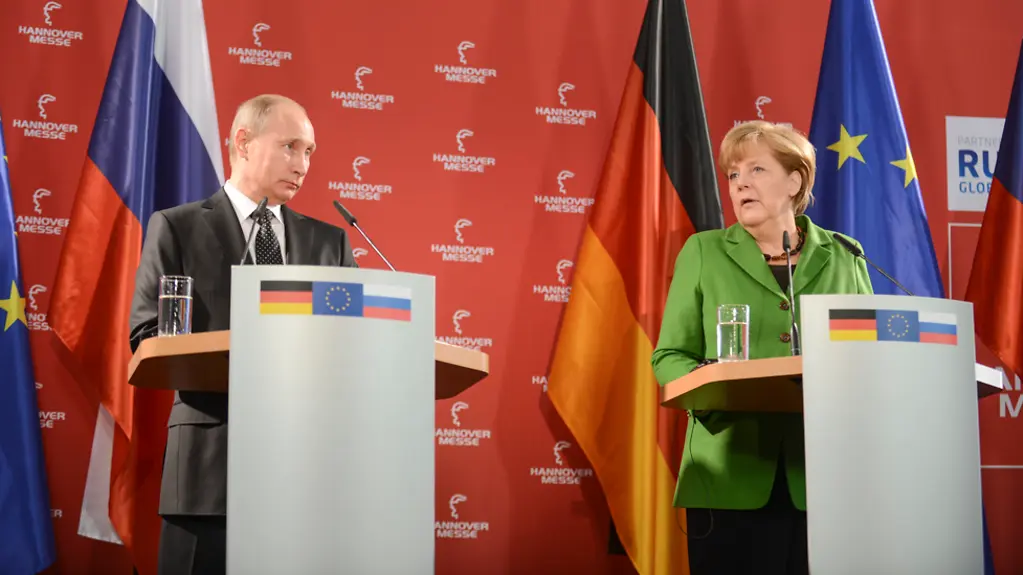 Chancellor Angela Merkel and Russian President Vladimir Putin at the press conference following their tour of the Hannover Messe
