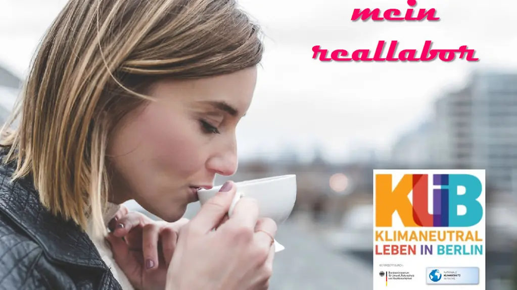 Frau mit Teetasse in der Hand