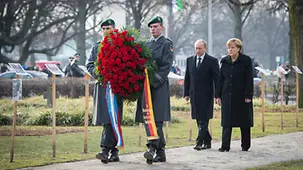 Merkel und Putin bei der Kranzniederlegung.