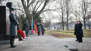 Merkel und Putin vor dem Mahnmal.