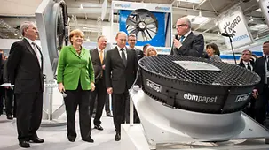Merkel und Putin vor einem Ventilator.