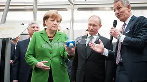 Merkel und Putin mit dem Bionicopter.