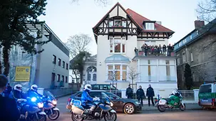 Vorfahrt der Fahrzeugkolonne vor dem Gästehaus.