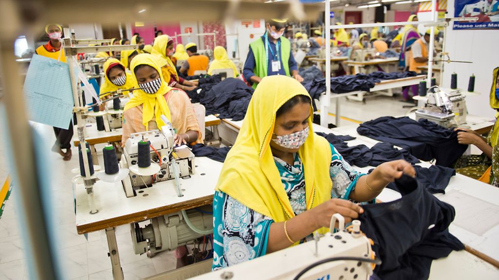Blick in eine Textilfabrik in Asien. Hier wird Kleidung im Akkord hergestellt