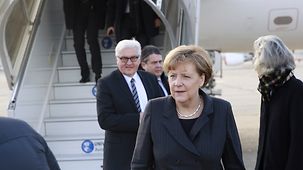Bundeskanzlerin Merkel, Außenminister Steinmeier und Vize-Kanzler Gabriel bei der Ankunft in Paris.