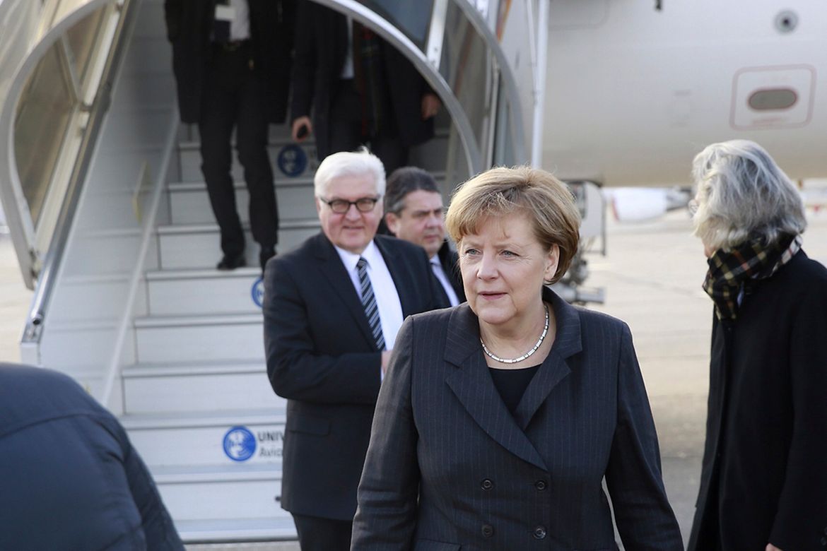Bundeskanzlerin Merkel, Außenminister Steinmeier und Vize-Kanzler Gabriel bei der Ankunft in Paris.