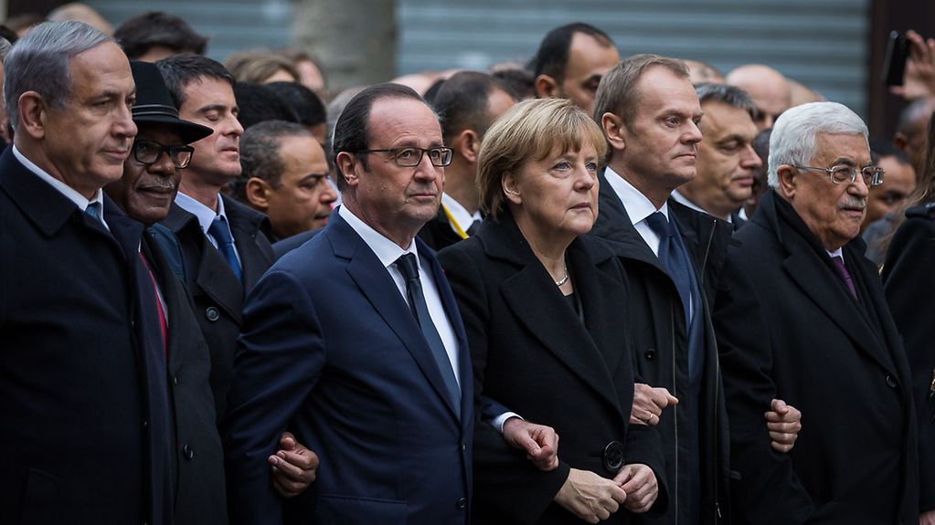 Bundeskanzlerin Angela Merkel, der französische Präsident François Hollande und andere Staatschefs demonstrieren in Paris.