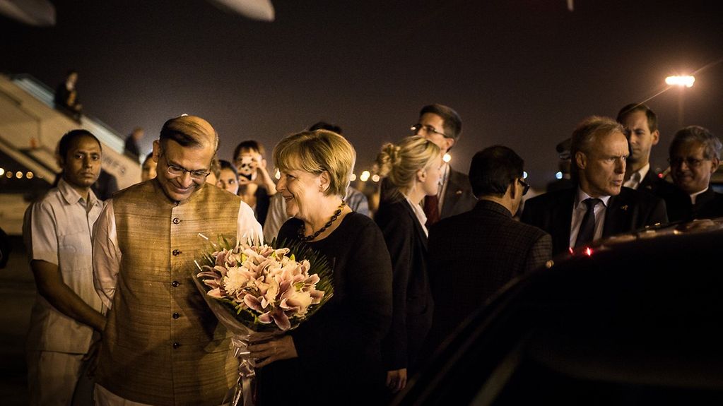 Bundeskanzlerin Merkel am Flughafen im indischen Neu Delhi
