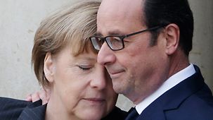 Bundeskanzlerin Angela Merkel und Staatspräsident Hollande umarmen sich zur Begrüßung in Paris.