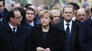 Der französische Präsident François Hollande (v.l.), Bundeskanzlerin Angela Merkel und Donald Tusk, Präsident des Europäischen Rates.