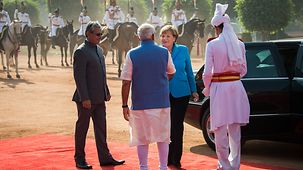 Der indische Präsident Pranab Mukherjee (l.) und Premierminister Narendra Modi begrüßen Bundeskanzlerin Angela Merkel.