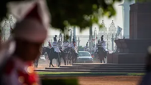 Die deutsche Kolonne erreicht den Amtssitz des indischen Präsidenten in Neu Delhi.