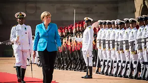 Bundeskanzlerin Angela Merkel schreitet bei der Begrüßung mit militärischen Ehren die Ehrenformation ab.