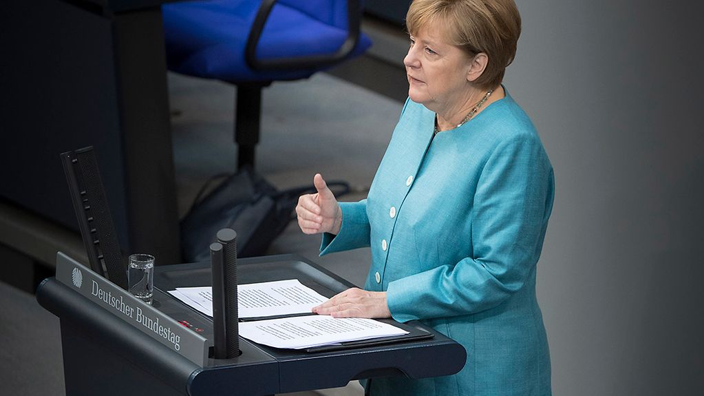 Bundeskanzlerin Angela Merkel gibt im Bundestag eine Regierungserklärung ab.