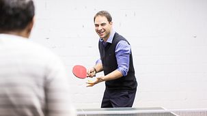 Soroosh Eghbali, Mitarbeiter bei der ModuleWorks GmbH in Aachen, spielt Tischtennis mit einem Kollegen im Freizeitbereich der Firma.