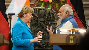 Bundeskanzlerin Angela Merkel und Indiens Premierminister Narendra Modi vor der Durga-Statue.