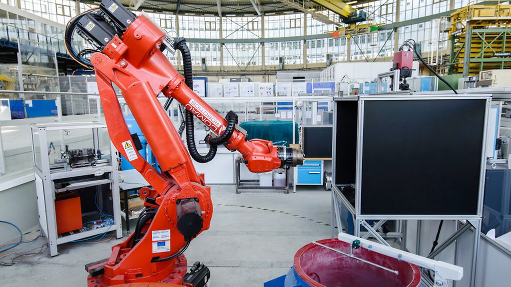 Ein Bearbeitungsroboter fuer die Industrie im Fraunhofer Institut