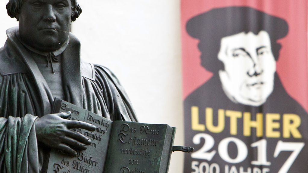 Das Denkmal für den deutschen Reformator Martin Luther auf dem Marktplatz der Lutherstadt Wittenberg.