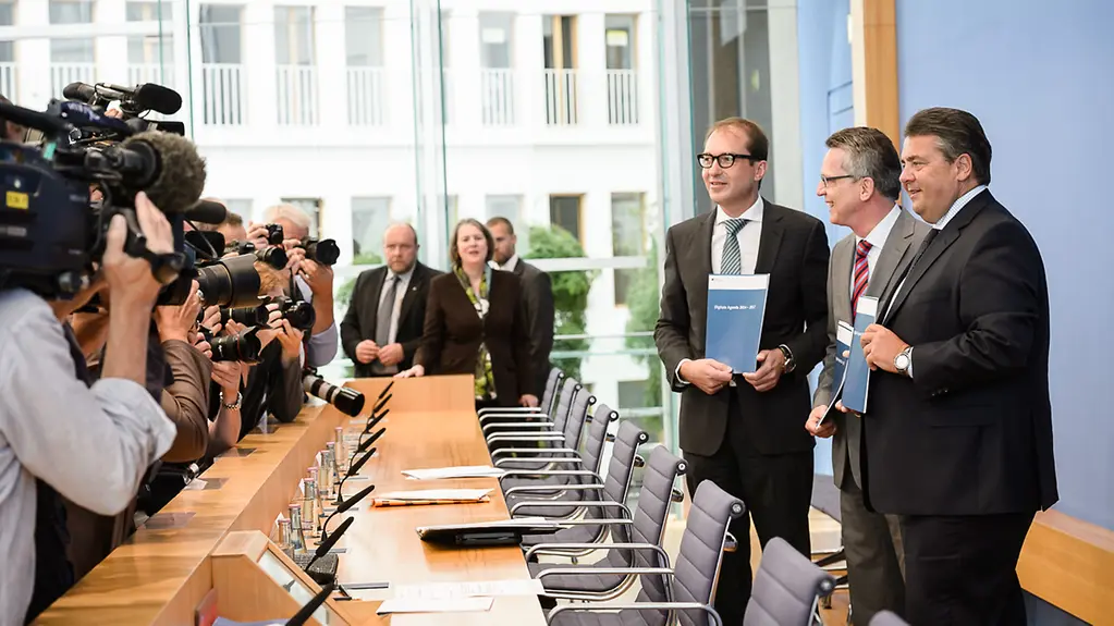 Alexander Dobrindt, Bundesminister für Verkehr und Digitales, Thomas de Maizière, Bundesminister des Inneren, und Sigmar Gabriel, Bundesminister für Wirtschaft und Energie, bei der Vorstellung der Digitalen Agenda in Berlin.