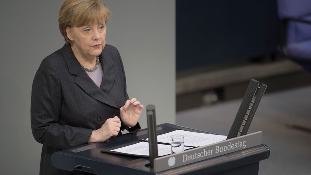 Bundeskanzlerin Angela Merkel hält im Bundestag eine Regierungserklärung zur Ukraine.