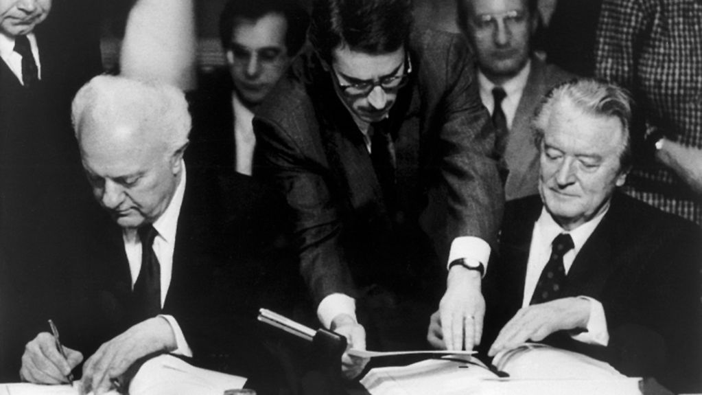 Im Mittelpunkt der Visite von Eduard Schewardnadse (l.) stand die Unterzeichnung eines umfassenden Wirschaftsabkommens zwischen der Europäischen Gemeinschaft und der Sowjetunion. Für die EG unterzeichnete der Vorsitzende des EG-Ministerrats, Roland …