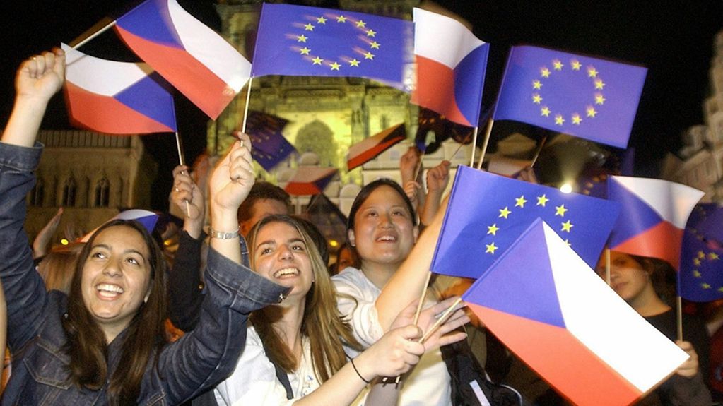 Junge Tschechen feiern die bevorstehende EU-Erweiterung mit Fahnen.