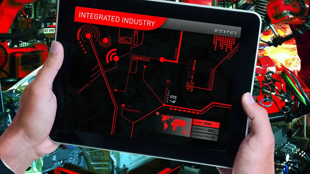 Tablet PC vor Maschine