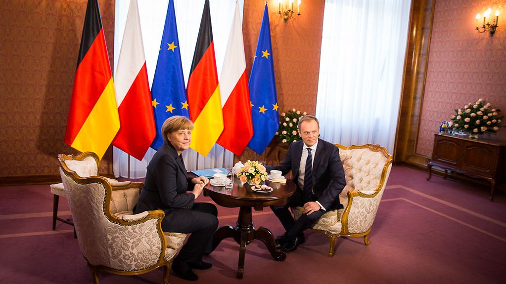 La chancelière fédérale Angela Merkel en conversation avec le premier ministre polonais Donald Tusk