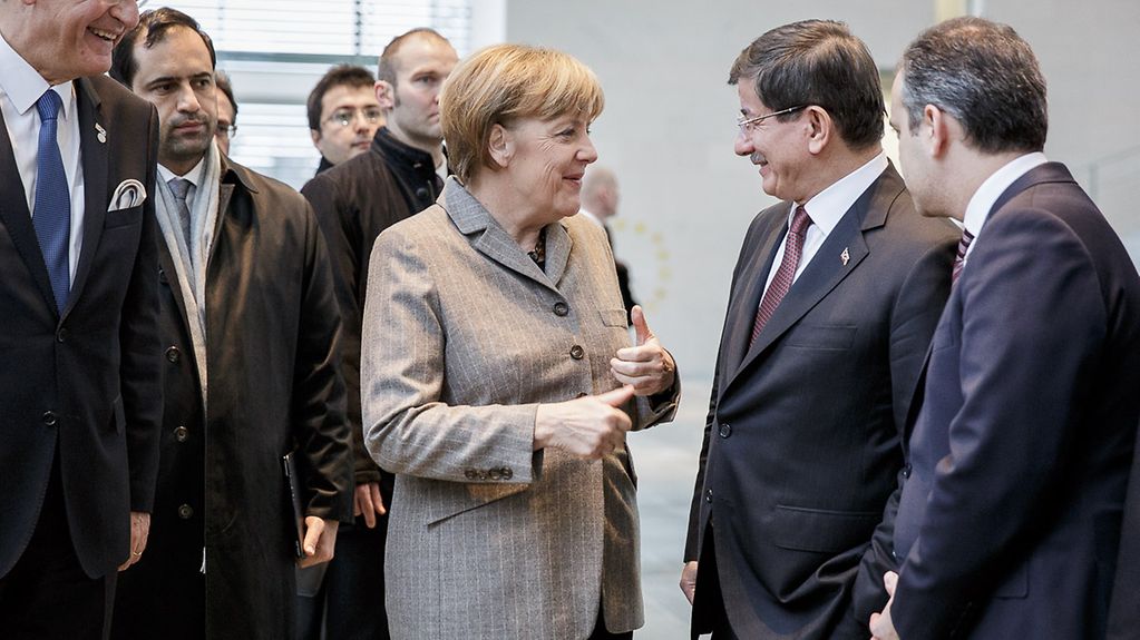 La chancelière fédérale Angela Merkel s'entretient avec le premier ministre turc Ahmet Davutoğlu