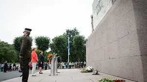 Federal Chancellor Angela Merkel and the Latvian Prime Minister Laimdota Straujuma standing in front of the Freedom Monument.