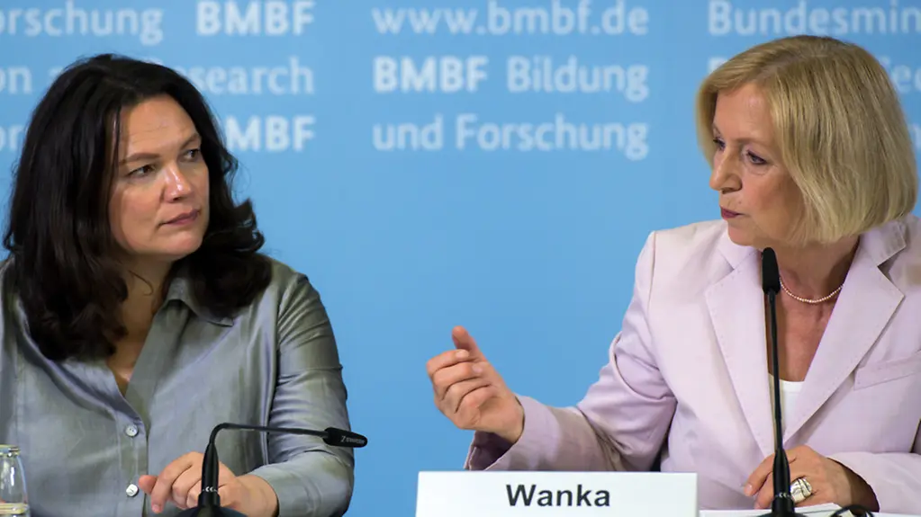 Bundesbildungsministerin Johanna Wanka und Bundesarbeitsministerin Andrea Nahles äußern sich bei einer Pressekonferenz nach dem Spitzentreffen der Allianz für Aus- und Weiterbildung in Berlin.