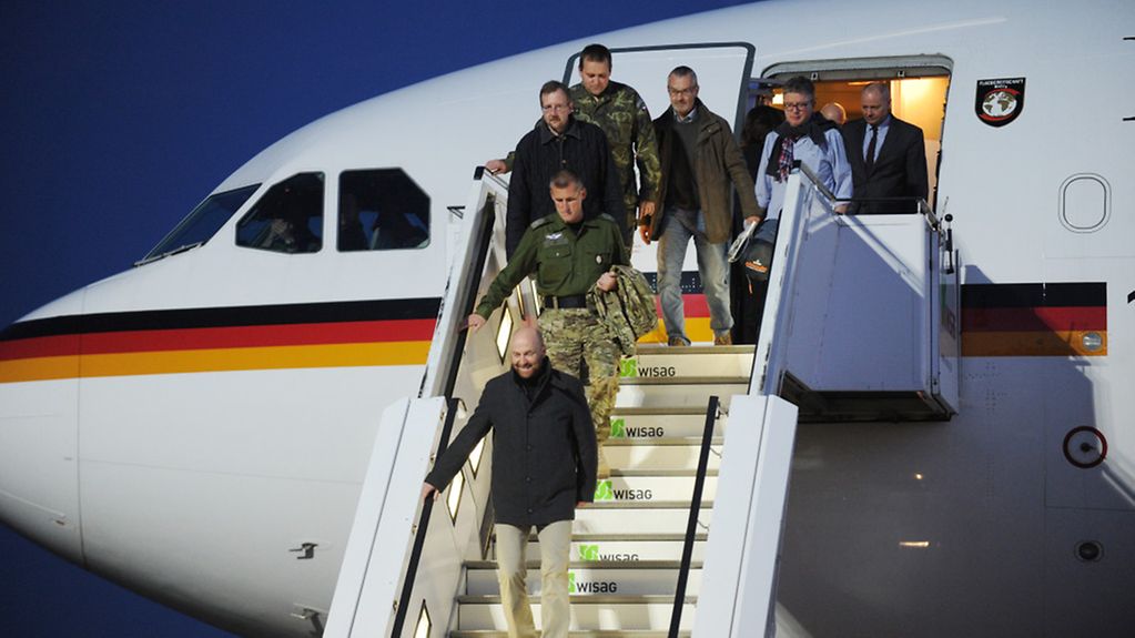 Die in der Osturkaine festgehaltenen OSZE- Militärbeobachter nach ihrer Freilassung bei ihrer Ankunft am Flughafen Tegel beim Ausstieg aus dem Flugzeug.