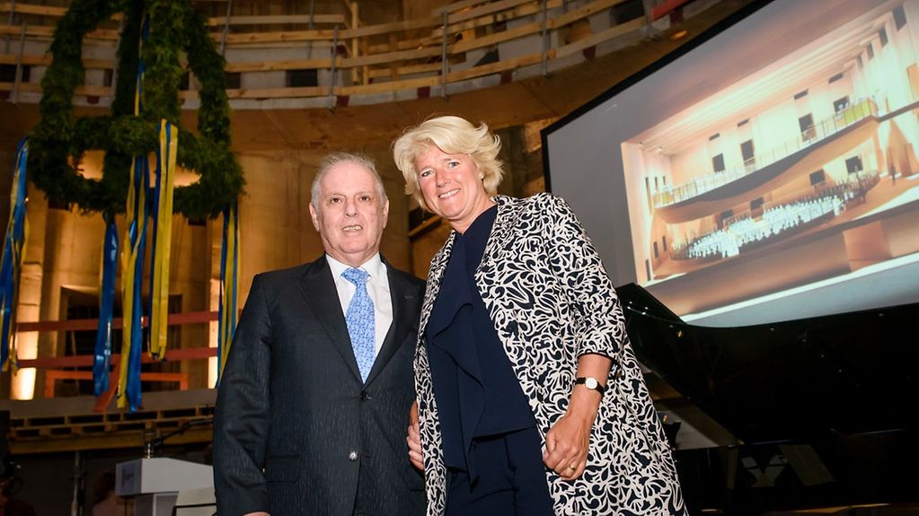Minister of State Monika Grütters, Federal Government Commissioner for Culture and the Media, and conductor Daniel Barenboim at the topping-out celebration for the Barenboim-Said Academy
