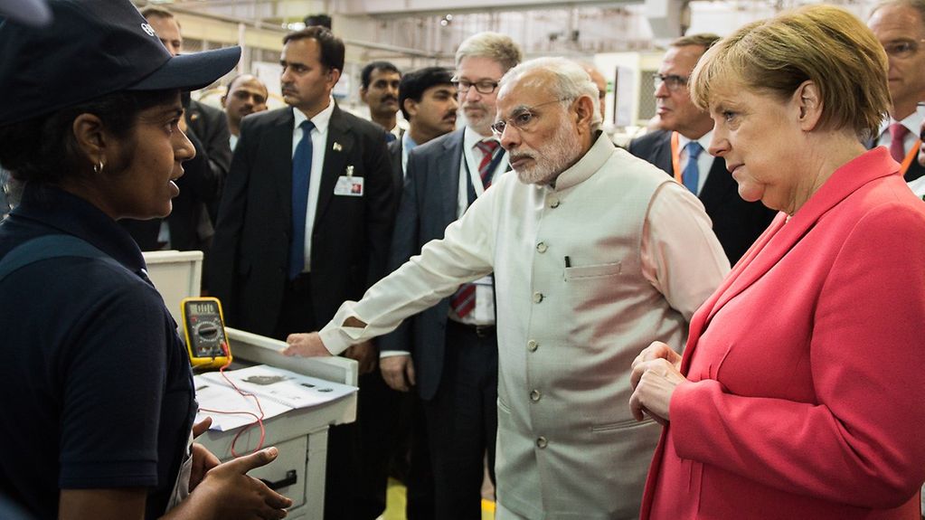 Bundeskanzlerin Angela Merkel im Gespräch mit Indiens Premierminister Narendra Modi bei Bosch.
