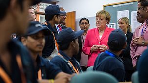 Bundeskanzlerin Angela Merkel unterhält sich im Innovationszentrum des Berufsausbildungszentrums der Firma Bosch mit Auszubildenden.