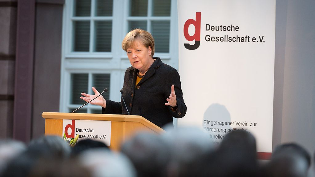 Bundeskanzlerin Angela Merkel spricht auf der Festveranstaltung anlässlich des 25-jährigen Jubiläums der Deutschen Gesellschaft e.V.