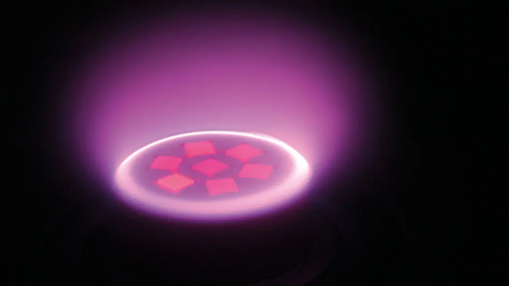 Aufnahme von leuchtendem Plasma beim Diamantwachstum