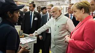 La chancelière fédérale Angela Merkel et le premier ministre indien Narendra Modi visitent le centre de formation professionnelle de l'entreprise Bosch